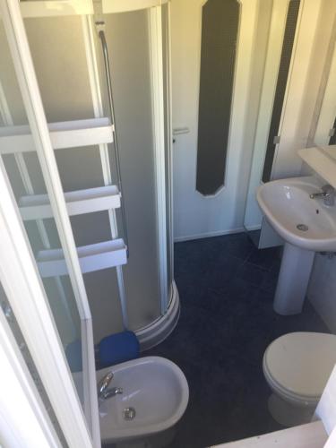 a bathroom with a toilet and a sink at Appartamento Un Giorno Di Sole in Lerici