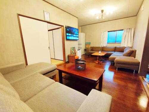 Posezení v ubytování ビーチ コンビニ 温泉徒歩4分以内 BBQ無料 12人OK 5LDK戸建てWhite sun villa