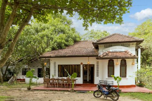 Κήπος έξω από το Siri Medura Surf and Yoga