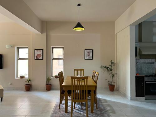 イスラマバードにあるCasa Margalla 3BHK By T2Rのテーブルと椅子のあるダイニングルーム
