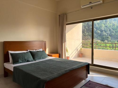 Giường trong phòng chung tại Casa Margalla 3BHK By T2R