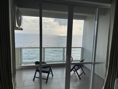 une vue sur l'océan depuis une pièce avec une fenêtre dans l'établissement Seaside Escape Ocean Views Uswetakeiyawa, à Uswetakeiyawa