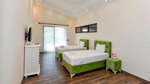 Postel nebo postele na pokoji v ubytování DURU-Villa with Private Pool for 6 People in Kayaköy