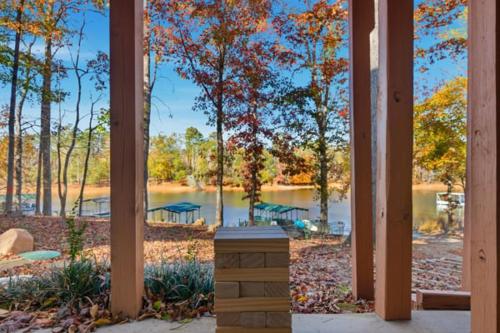 Bazén v ubytování New The Breeze at Lake Hartwell house w Dock nebo v jeho okolí