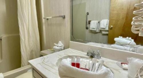 ein Badezimmer mit Waschbecken und Spiegel in der Unterkunft Baymont by Wyndham Lake George in Lake George