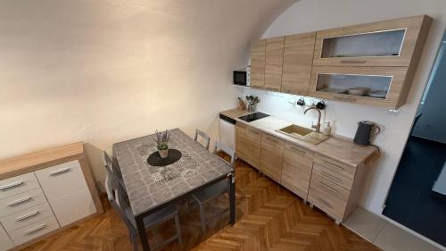 une petite cuisine avec une table et un évier dans l'établissement Apartment Široká 52, à Český Krumlov