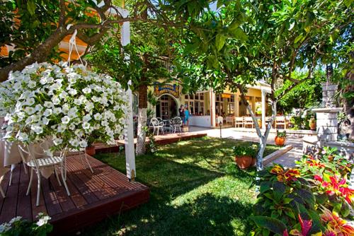 a garden with a bunch of flowers in a yard at Hotel Maistrali in Parga