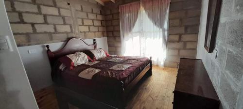 ein Schlafzimmer mit einem Bett vor einem Fenster in der Unterkunft Depto en playa dorada in Playa Dorada