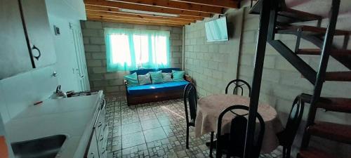 Zimmer mit blauem Sofa und Fenster in der Unterkunft Depto en playa dorada in Playa Dorada