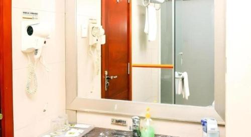 Ένα μπάνιο στο Super 8 Hotel Quanzhou Xinchezhan Branch