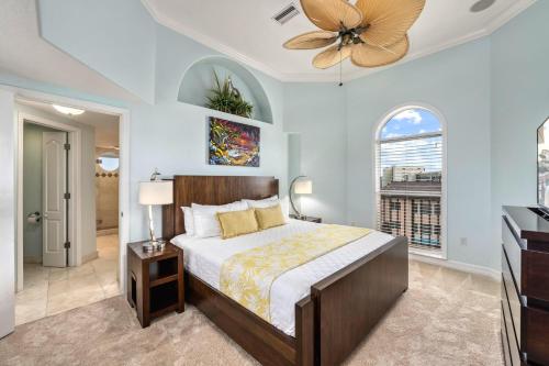 Admirals Watch - 673 في سيستا كي: غرفة نوم بها سرير ومروحة سقف