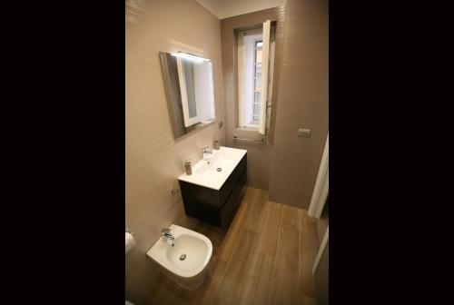 een badkamer met een wastafel en een toilet bij B&B Il Ritratto in Salerno