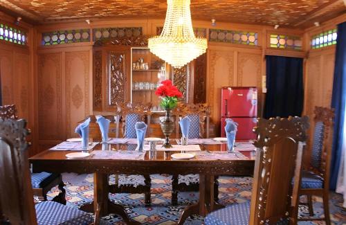 Φωτογραφία από το άλμπουμ του Houseboat Old Palace στο Σριναγκάρ