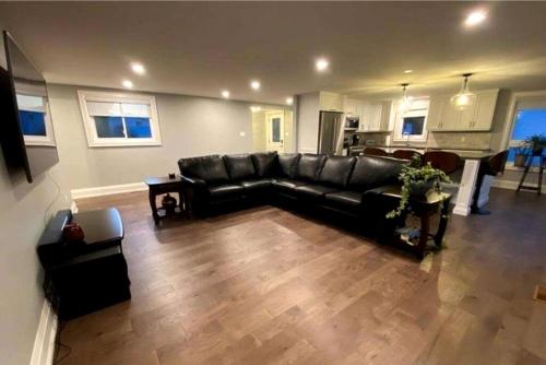 Istumisnurk majutusasutuses Spacious Lakefront Cottage with Private Boat Launch on Chemong Lake, Near Peterborough, Ontario