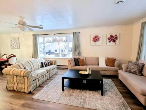 Istumisnurk majutusasutuses Renovated Waterfront Cottage with Stunning Crowe Lake Views, Dock & Firepit, Relaxing Retreat Near Marmora, Ontario