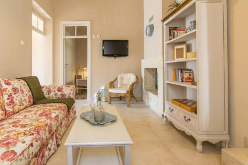 a living room with a couch and a tv at Rena's House in Spílion