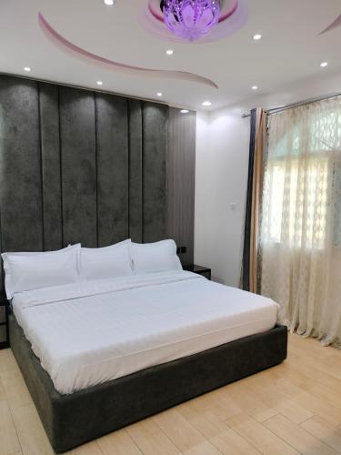 a bedroom with a large bed with a black headboard at منتجع الكناري in Taif