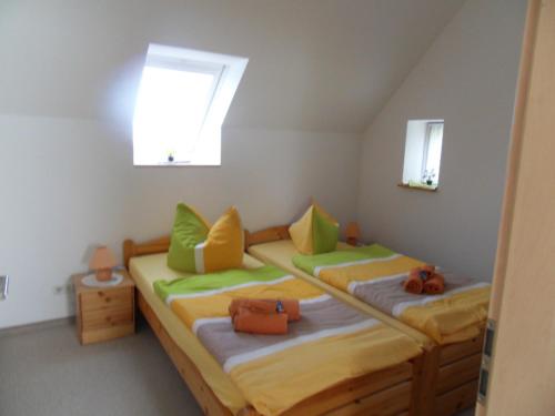 Ένα ή περισσότερα κρεβάτια σε δωμάτιο στο Gesindestube