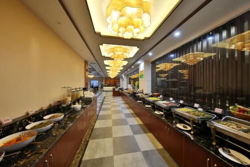 Una línea de buffet con muchos platos de comida en The Sky Gate Hotel-Free pick-up-Free Laundry-- At the Gate of Tianmen Peak Cableway, en Zhangjiajie