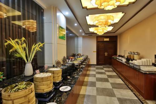 Una línea de buffet en un restaurante con suelo a cuadros. en The Sky Gate Hotel-Free pick-up-Free Laundry-- At the Gate of Tianmen Peak Cableway, en Zhangjiajie