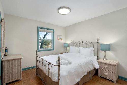 Ένα ή περισσότερα κρεβάτια σε δωμάτιο στο Gorgeous Beach House with Incredible Water Views for an Unforgettable Escape in Duck, North Carolina