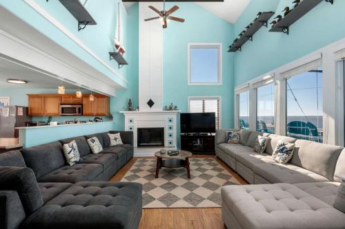 Χώρος καθιστικού στο Gorgeous Beach House with Incredible Water Views for an Unforgettable Escape in Duck, North Carolina