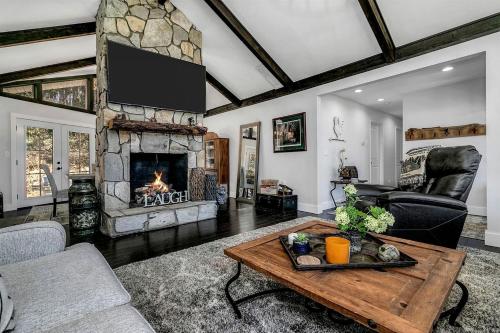 Istumisnurk majutusasutuses Cozy Mountain Retreat with Fire Pit and Large Yard, Located Near Downtown Marion, NC