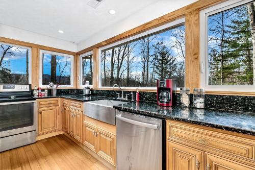 Η κουζίνα ή μικρή κουζίνα στο Charming Mountain Treehouse with Forest Views near Downtown Black Mountain, NC