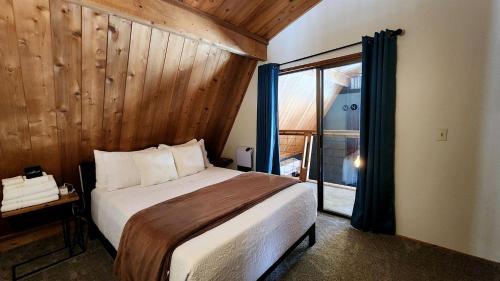 Ένα ή περισσότερα κρεβάτια σε δωμάτιο στο Incredible Secluded Cabin with Barrel Sauna, Fire Pit and Deck for an Unforgettable Getaway in the Finger Lakes in New York