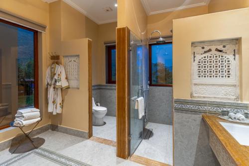 Ένα μπάνιο στο Dev Bagh Luxurious Private Suites