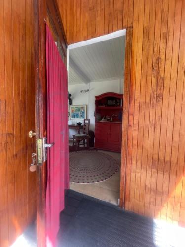 eine offene Tür zu einem Zimmer mit einem Tisch in der Unterkunft Waterberry Hideaway in Pringle Bay