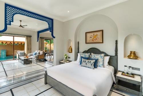 Ένα ή περισσότερα κρεβάτια σε δωμάτιο στο Dev Bagh Luxurious Private Suites