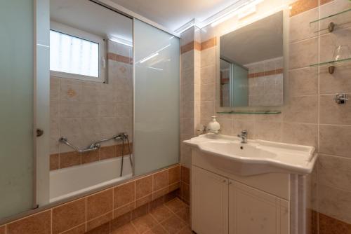 Ένα μπάνιο στο Villa Marie with private pool