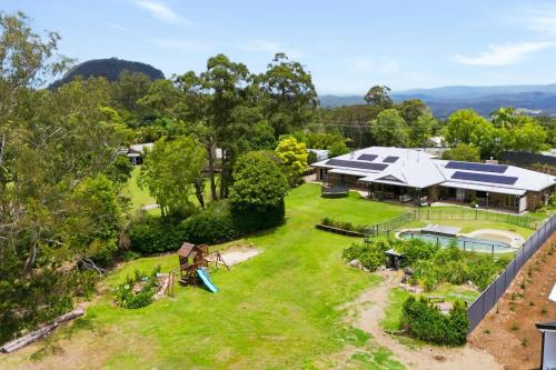 eine Luftaufnahme eines Hauses mit Garten in der Unterkunft Coastview Manor - Family Hinterland Retreat in Valdora