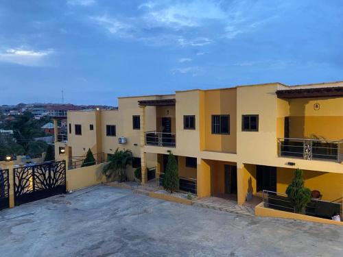 Blick auf ein großes Wohnhaus in der Unterkunft Ft realty properties 2 in Accra