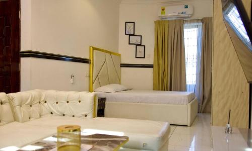 un salon avec deux lits et un canapé dans l'établissement Ft realty properties 2, à Otele