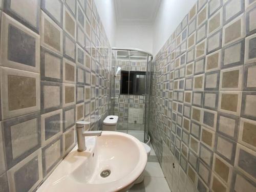 une salle de bain avec un lavabo et des toilettes dans l'établissement ftrealtyproperties Lords Hill 5, à Tokuse