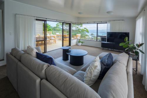 Χώρος καθιστικού στο Seaviews and a stroll to Whanagaumu bay