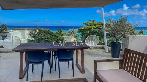 Penthouse with panoramic sea and mountain views