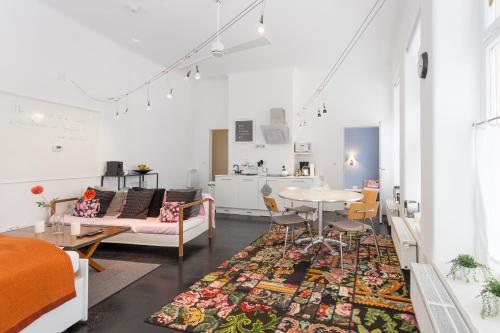 uma sala de estar com um sofá e uma mesa em Premium Apartment beim Belvedere em Viena