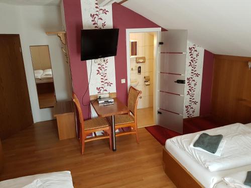 アイゼナハにあるHotel - Restaurant Sophienaueのデスクとベッドが備わる小さな客室です。