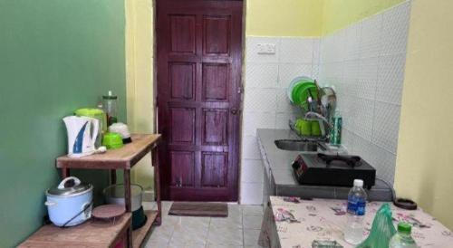 Kuchyň nebo kuchyňský kout v ubytování OYO 90967 Homestay Chalet Warisan Siti