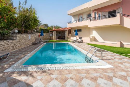 uma piscina no quintal de uma villa em Villa Pantelis with private pool em Agia Triada