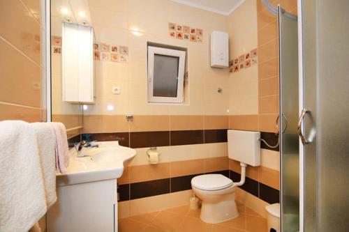 y baño con aseo, lavabo y ducha. en Villa Rosanda Apartments en Trogir