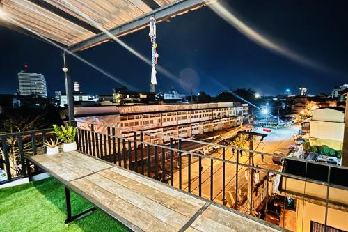 Balkón nebo terasa v ubytování The Yak Cozy Chiang Mai