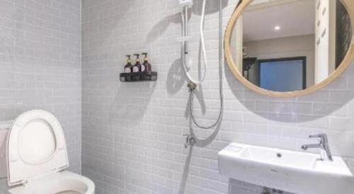 Ένα μπάνιο στο Rueangrat Hotel