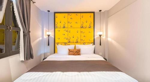 Ένα ή περισσότερα κρεβάτια σε δωμάτιο στο Rueangrat Hotel