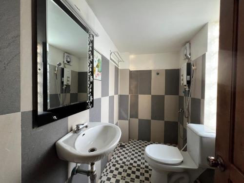 ein Badezimmer mit Waschbecken und Toilette in der Unterkunft Spacious Khmer Villa - Pool - Fast Wi-Fi in Phumĭ Réach Born