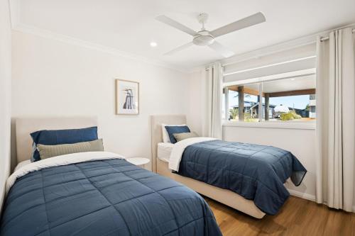 une chambre avec deux lits et une fenêtre dans l'établissement Scarp n Sea, Sauna Views & Serene Coastal Comfort, à Falcon