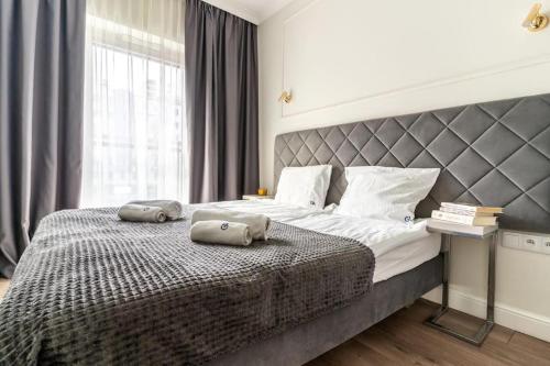 een slaapkamer met een groot bed met twee kussens erop bij Golden Prime Apartments - Mennica Residence - Luxury in City Center in Warschau